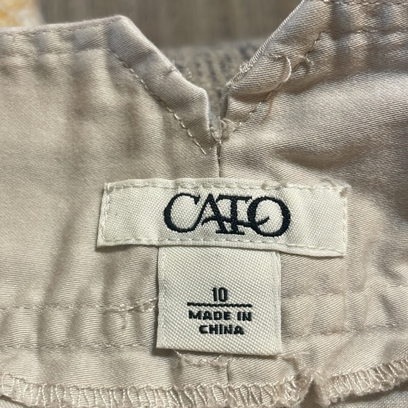 Cato Women’s shorts size 10. Tan 97% cotton and 3% spandex in great condition - Picture 3 of 10